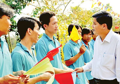 Vice Secretary Nguyen Van Dua (L) visits the Phuoc Binh drug rehab centre