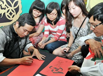 Calligraphy interests Overseas Vietnamese. (Photo: SGGP) Calligraphy interests Overseas Vietnamese. (Photo: SGGP)