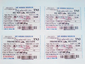 Counterfeit tickets (L) are hard to differentiate from the original because of similarities in colour and appearance (Photo: SGGP) Counterfeit tickets (L) are hard to differentiate from the original because of similarities in colour and appearance (Photo: SGGP)