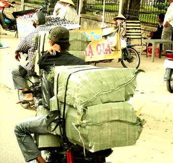 Contraband cigarettes being transported to HCMC markets (Photo: SGGP) Contraband cigarettes being transported to HCMC markets (Photo: SGGP)