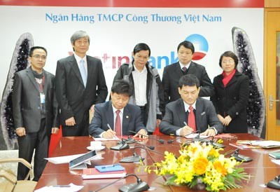 Representatives of SGGP Newspaper and VietinBank at the donation signing ceremony in Hanoi on January 13 (Photo:SGGP) Representatives of SGGP Newspaper and VietinBank at the donation signing ceremony in Hanoi on January 13 (Photo:SGGP)