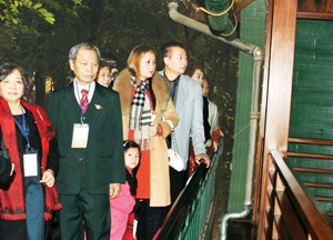 Overseas Vietnamese visit where late President Ho Chi Minh worked inside the Presidential Palace in Hanoi January 15, 2012 Overseas Vietnamese visit where late President Ho Chi Minh worked inside the Presidential Palace in Hanoi January 15, 2012