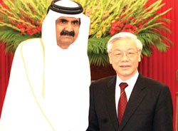 Party General Secretary Nguyen Phu Trong (R) meets Qatari Emir Hamad bin Khalifa al-Thani. (Vietnam News Agency Photo) Party General Secretary Nguyen Phu Trong (R) meets Qatari Emir Hamad bin Khalifa al-Thani. (Vietnam News Agency Photo)