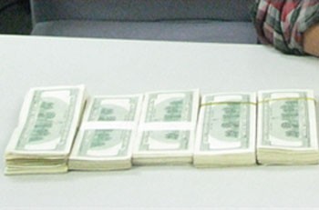 The US dollars seized from a passenger at Tan Son Nhat International Airport on Tuesday (Source: VOV) The US dollars seized from a passenger at Tan Son Nhat International Airport on Tuesday (Source: VOV)