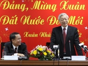 Party General Secretary Nguyen Phu Trong (R) pays New Year visit to Vietnam News Agency (Photo: VNA) Party General Secretary Nguyen Phu Trong (R) pays New Year visit to Vietnam News Agency (Photo: VNA)