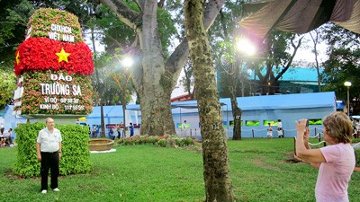Foreign visitors take photos under a replica of the Truong Sa sovereignty landmark at the spring flower festival. (Photo: Sggp) Foreign visitors take photos under a replica of the Truong Sa sovereignty landmark at the spring flower festival. (Photo: Sggp)