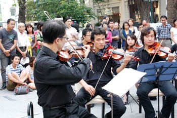 Outdoor classical music concerts are proving to be a great draw with music lovers. Outdoor classical music concerts are proving to be a great draw with music lovers.