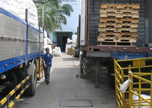 (Illustrative photo) A worker unloads materials from a container at a factory in Ho Chi Minh City (Photo: Tuong Thuy) (Illustrative photo) A worker unloads materials from a container at a factory in Ho Chi Minh City (Photo: Tuong Thuy)