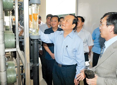 HCMC Party Secretary Le Thanh Hai visits and extends Tet greetings to sewage workers of Da Phuoc Centre in Binh Chanh District of HCMC (Photo: SGGP) HCMC Party Secretary Le Thanh Hai visits and extends Tet greetings to sewage workers of Da Phuoc Centre in Binh Chanh District of HCMC (Photo: SGGP)