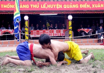 Two wrestlers compete in a match at the Thu Le traditional wrestling festival. (Photo: Sggp) Two wrestlers compete in a match at the Thu Le traditional wrestling festival. (Photo: Sggp)