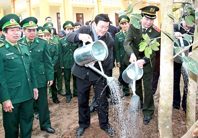 President Truong Tan Sang (2nd from R) also launches the Tree Planting Festival in Border Guard post in of Kim Son District(Photo:SGGP) President Truong Tan Sang (2nd from R) also launches the Tree Planting Festival in Border Guard post in of Kim Son District(Photo:SGGP)