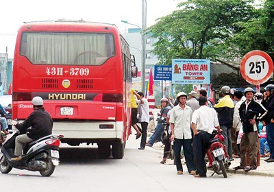 People in Quang Nam queuing to get on bus to return to the south in Jan 29 (Photo:SGGP) People in Quang Nam queuing to get on bus to return to the south in Jan 29 (Photo:SGGP)