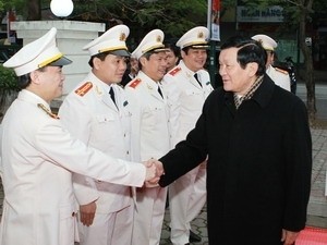 President Truong Tan Sang (R) pays a New Year visit to Hanoi Police Department on January 30, 2012 (Photo: Vietnam News Agency) President Truong Tan Sang (R) pays a New Year visit to Hanoi Police Department on January 30, 2012 (Photo: Vietnam News Agency)
