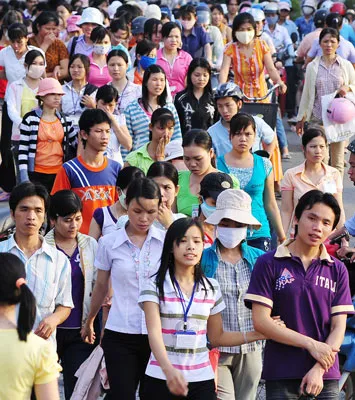 Công nhân Khu công nghiệp Tân Tạo giờ tan ca. Ảnh: VIỆT DŨNG Công nhân Khu công nghiệp Tân Tạo giờ tan ca. Ảnh: VIỆT DŨNG