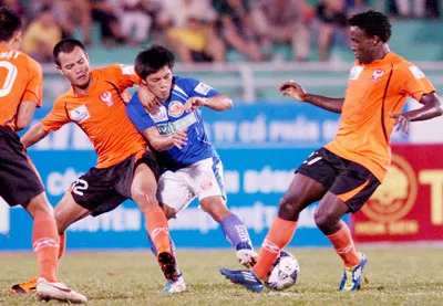 Tiền đạo Quang Hải (áo xanh, Navibank) trong vòng vây của các cầu thủ Sài Gòn FC). Ảnh: NGUYỄN NHÂN Tiền đạo Quang Hải (áo xanh, Navibank) trong vòng vây của các cầu thủ Sài Gòn FC). Ảnh: NGUYỄN NHÂN