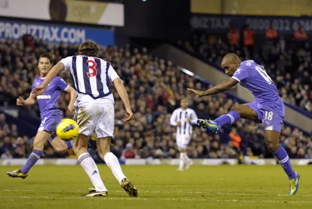 Tiền đạo Jermain Defoe (phải) ghi bàn thắng thứ 2 cho Tottenham ở trận lượt đi. Tiền đạo Jermain Defoe (phải) ghi bàn thắng thứ 2 cho Tottenham ở trận lượt đi.