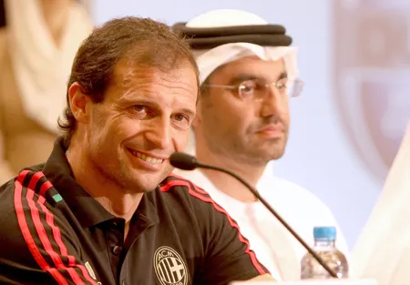 HLV Massimiliano Allegri trong cuộc họp báo ở Dubai HLV Massimiliano Allegri trong cuộc họp báo ở Dubai