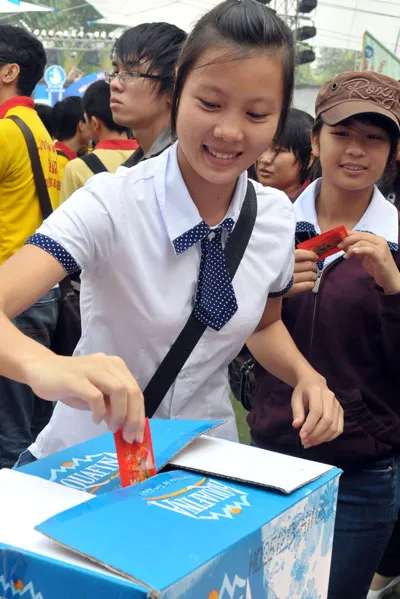 Các bạn trẻ tham gia đóng góp cho người nghèo dịp xuân. Ảnh Việt Dũng Các bạn trẻ tham gia đóng góp cho người nghèo dịp xuân. Ảnh Việt Dũng