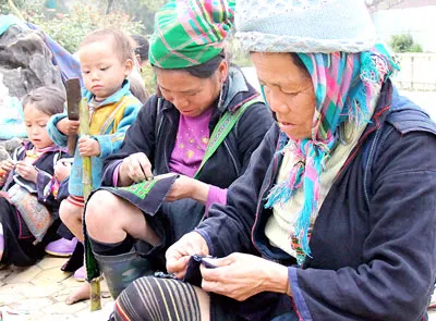 Người dân ở Sa Pa (Lào Cai) co ro đan áo ấm trong cái rét 4-6°C. Người dân ở Sa Pa (Lào Cai) co ro đan áo ấm trong cái rét 4-6°C.