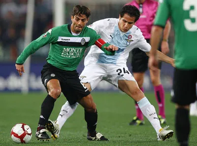 Tiền vệ Cristian Ledesma (phải, Lazio) bám sát Simone Vergassola (Siena). Tiền vệ Cristian Ledesma (phải, Lazio) bám sát Simone Vergassola (Siena).