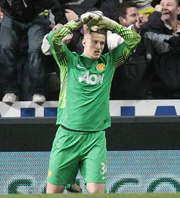 Điệu bộ chán nản của Lindegaard sau khi lọt lưới bàn thứ 3. Điệu bộ chán nản của Lindegaard sau khi lọt lưới bàn thứ 3.