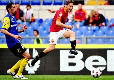 Tiền đạo Roma Francesco Totti (phải) sẽ thể hiện đẳng cấp của mình trước Chievo. Tiền đạo Roma Francesco Totti (phải) sẽ thể hiện đẳng cấp của mình trước Chievo.