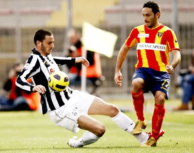 Hậu vệ Leonardo Bonucci (trái, Juventus) tranh bóng với David Di Michele (Lecce). Hậu vệ Leonardo Bonucci (trái, Juventus) tranh bóng với David Di Michele (Lecce).