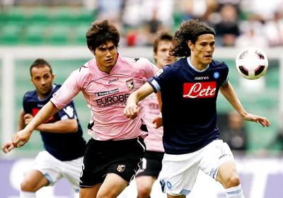 Tiền đạo Napoli Edinson Cavani (phải) đột phá qua Ezequiel Munoz (Palermo). Tiền đạo Napoli Edinson Cavani (phải) đột phá qua Ezequiel Munoz (Palermo).