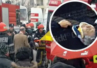 HLV Lucescu được đưa khỏi hiện trường tai nạn.