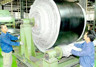 Sản xuất băng chuyền tại Công ty cổ phần Cao su Bến Thành. Ảnh: Cao Thăng Sản xuất băng chuyền tại Công ty cổ phần Cao su Bến Thành. Ảnh: Cao Thăng