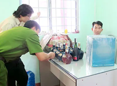 Bắt một cơ sở bán rượu ngoại giả