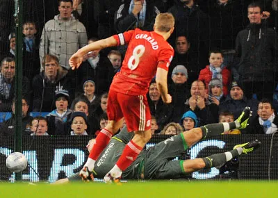 Tiền vệ Steven Gerrard (Liverpool) sút tung lưới thủ môn Joe Hart trên chấm 11m. Tiền vệ Steven Gerrard (Liverpool) sút tung lưới thủ môn Joe Hart trên chấm 11m.