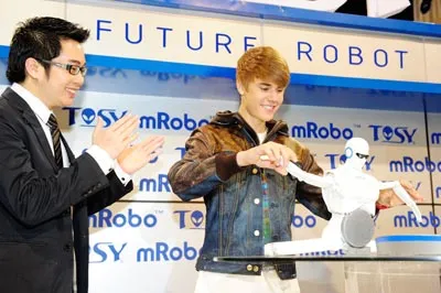 Justin Bieber và mRobo của Việt Nam Justin Bieber và mRobo của Việt Nam