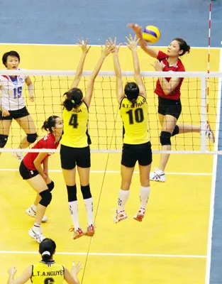 Tuyết Hoa (4) và Bích Trâm (10) luôn tạo nên hàng chắn vững chắc cho VTV BĐLA ở trận chung kết giải VĐQG 2011 gặp Thông tin Lienviet Bank. Ảnh: D.P Tuyết Hoa (4) và Bích Trâm (10) luôn tạo nên hàng chắn vững chắc cho VTV BĐLA ở trận chung kết giải VĐQG 2011 gặp Thông tin Lienviet Bank. Ảnh: D.P