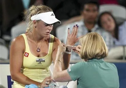 Wozniacki bị đau sau thất bại
