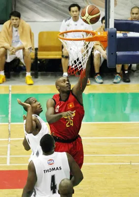 Julius Hodge (24) là cầu thủ ghi nhiều điểm nhất trận đấu ở Thái Lan. Ảnh: D.P Julius Hodge (24) là cầu thủ ghi nhiều điểm nhất trận đấu ở Thái Lan. Ảnh: D.P
