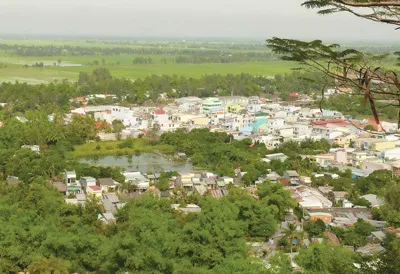 Cảnh đẹp của thị trấn Núi Sập nhìn từ Hang Dơi Cảnh đẹp của thị trấn Núi Sập nhìn từ Hang Dơi