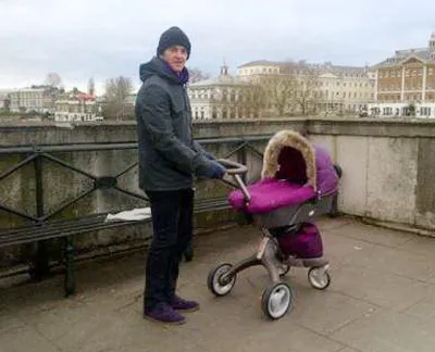 “Gà trống nuôi con”