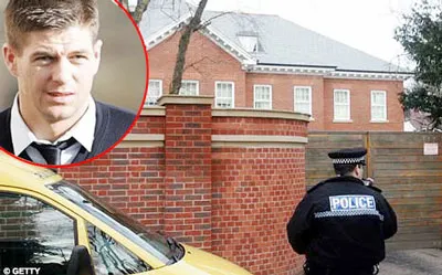 Gerrard bị phản ảnh.