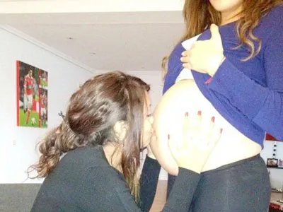 Magali khoe bụng bầu.