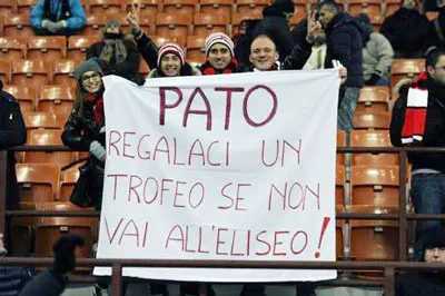 CĐV AC Milan giăng biểu ngữ trên khán đài.
