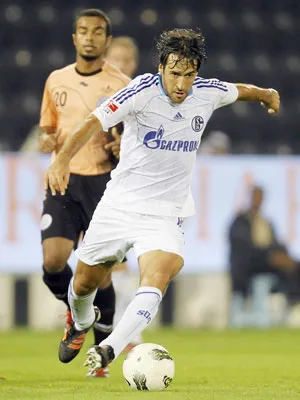 Schalke chỉ quan tâm đến vấn đề Raul Schalke chỉ quan tâm đến vấn đề Raul