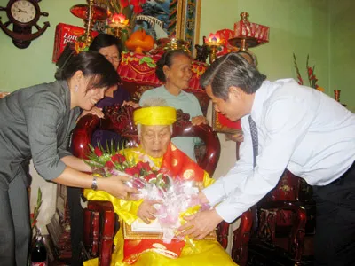 Phó Chủ tịch UBND TPHCM Hứa Ngọc Thuận trao quà mừng thọ cụ bà Nguyễn Thị Nang. Phó Chủ tịch UBND TPHCM Hứa Ngọc Thuận trao quà mừng thọ cụ bà Nguyễn Thị Nang.