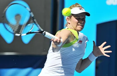Một pha đánh bóng đầy uy lực của Kim Clijsters trong trận đấu với Caroline Wozniacki.