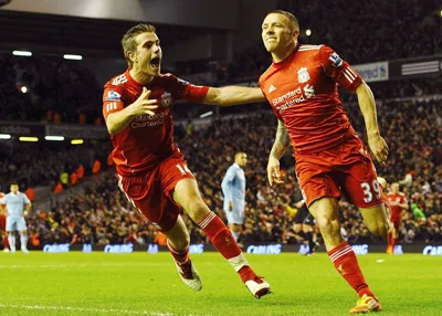 Niềm vui của tiền đạo C. Bellamy (phải) sau khi ghi bàn thắng quân bình tỷ số 2 - 2 cho Liverpool. Niềm vui của tiền đạo C. Bellamy (phải) sau khi ghi bàn thắng quân bình tỷ số 2 - 2 cho Liverpool.