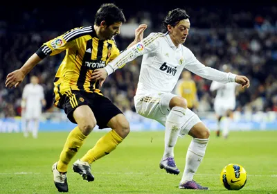Tiền vệ Mesut Ozil (phải) của Real Madrid tranh bóng với hậu vệ Javier Paredes của Zaragoza. Ảnh AFP Tiền vệ Mesut Ozil (phải) của Real Madrid tranh bóng với hậu vệ Javier Paredes của Zaragoza. Ảnh AFP