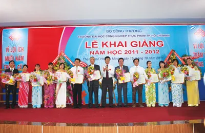 Với sự đoàn kết của tập thể Ban Giám hiệu và CB-CNV nhà trường, Trường Đại học CNTP TPHCM sẽ còn phát triển hơn nữa, xứng đáng là cánh chim đầu đàn trong việc đào tạo ngành CNTP của cả nước và khu vực. Với sự đoàn kết của tập thể Ban Giám hiệu và CB-CNV nhà trường, Trường Đại học CNTP TPHCM sẽ còn phát triển hơn nữa, xứng đáng là cánh chim đầu đàn trong việc đào tạo ngành CNTP của cả nước và khu vực.
