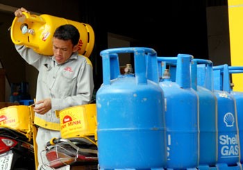 Present retail price of cooking gas has made it unaffordable for many city residents (Photo: SGGP) Present retail price of cooking gas has made it unaffordable for many city residents (Photo: SGGP)