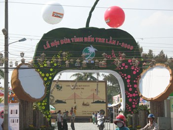 Picture of the Ben Tre Coconut Festival 2009. (Photo: Uyen Phuong) Picture of the Ben Tre Coconut Festival 2009. (Photo: Uyen Phuong)