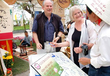 German tourists taking part in the 10th Vietnam Poetry Day in Ho Chi Minh City. (Photo: Sggp) German tourists taking part in the 10th Vietnam Poetry Day in Ho Chi Minh City. (Photo: Sggp)